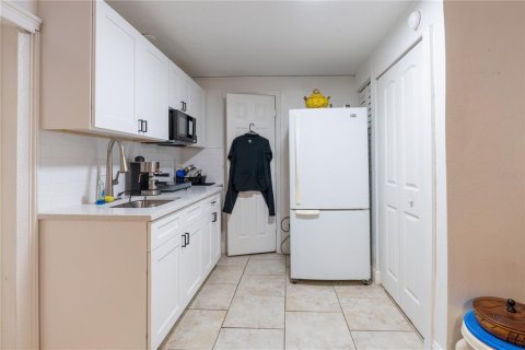 House in Tampa, Florida 4 bedrooms, 169.55 sq.m. № 2422763 - photo 19