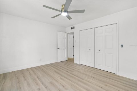 House in Orange City, Florida 5 bedrooms, 390.19 sq.m. № 1843716 - photo 23