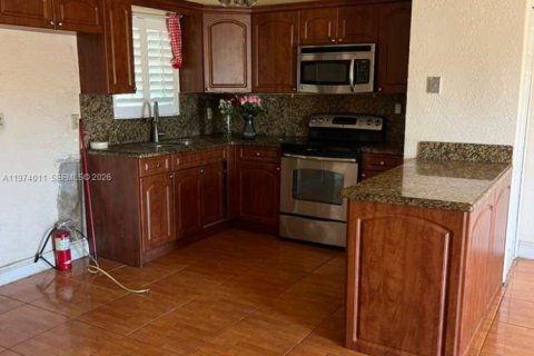 Villa ou maison à vendre à Miami Gardens, Floride: 3 chambres, 153.75 m2 № 2033645 - photo 6