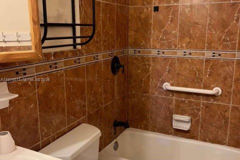 Villa ou maison à vendre à Miami Gardens, Floride: 3 chambres, 153.75 m2 № 2033645 - photo 13