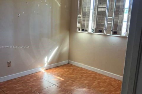 Villa ou maison à vendre à Miami Gardens, Floride: 3 chambres, 153.75 m2 № 2033645 - photo 11