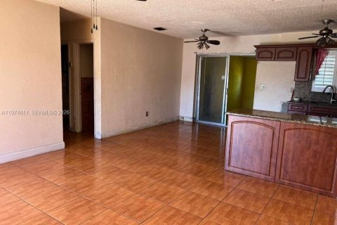 Villa ou maison à vendre à Miami Gardens, Floride: 3 chambres, 153.75 m2 № 2033645 - photo 4