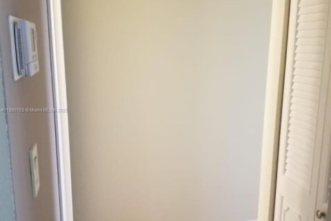 Copropriété à vendre à Hallandale Beach, Floride: 1 chambre, 76.18 m2 № 2013654 - photo 16