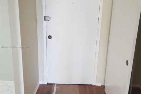 Copropriété à vendre à Hallandale Beach, Floride: 1 chambre, 76.18 m2 № 2013654 - photo 17