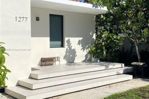 Villa ou maison à louer à Miami, Floride: 4 chambres, 136.19 m2 № 1971783 - photo 3