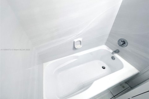 Снять в аренду виллу или дом в Халландейл-Бич, Флорида 1 спальня, № 1948895 - фото 14