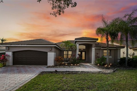 House in Weston, Florida 4 bedrooms, 243.87 sq.m. № 2001428