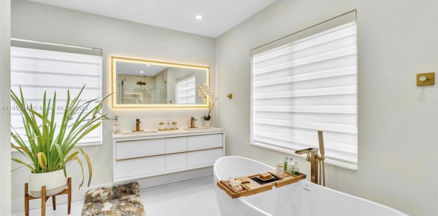 House in Hollywood, Florida 1 bedroom, 93.65 sq.m. № 1887976