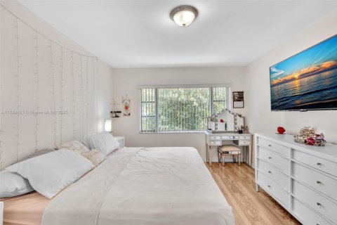 Condo in Fort Lauderdale, Florida, 2 bedrooms  № 1828171 - photo 17