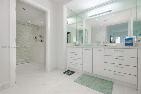 Condo in Surfside, Florida, 3 bedrooms  № 1807843 - photo 17
