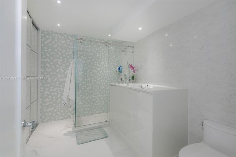 Condo in Surfside, Florida, 3 bedrooms  № 1807843 - photo 18
