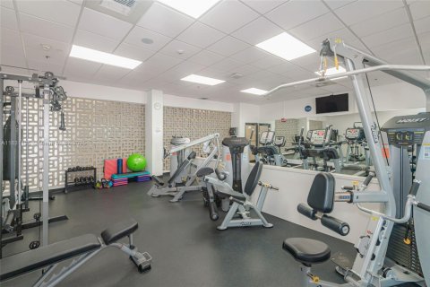 Condo in Surfside, Florida, 3 bedrooms  № 1807843 - photo 21