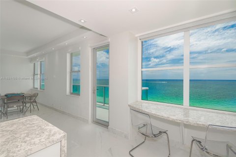 Condo in Surfside, Florida, 3 bedrooms  № 1807843 - photo 11