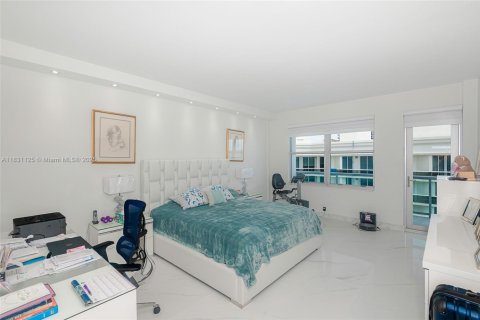Condo in Surfside, Florida, 3 bedrooms  № 1807843 - photo 15