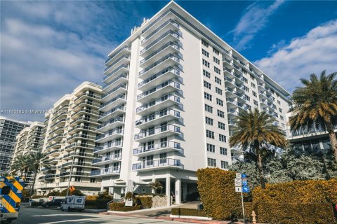 Condo in Surfside, Florida, 3 bedrooms  № 1807843 - photo 1