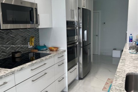 Condo in Surfside, Florida, 3 bedrooms  № 1807843 - photo 5