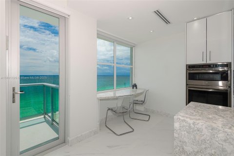 Condo in Surfside, Florida, 3 bedrooms  № 1807843 - photo 9