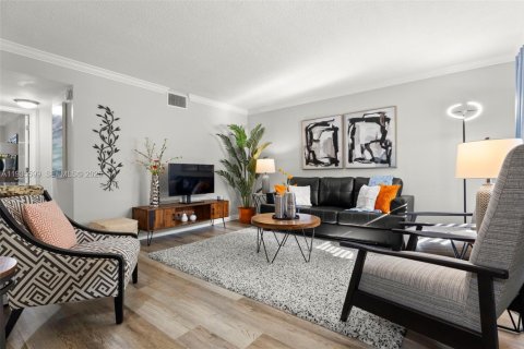 Condominio en alquiler en Fort Lauderdale, Florida, 2 dormitorios, 68.75 m2 № 1993718 - foto 1