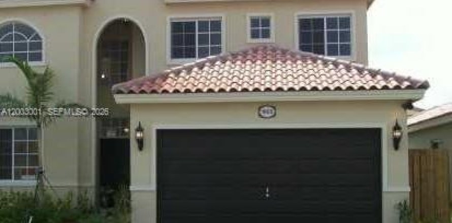 House in Homestead, Florida 4 bedrooms, 209.59 sq.m. № 2248614