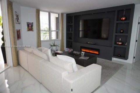 Condo in Miami, Florida, 3 bedrooms  № 1953158 - photo 2