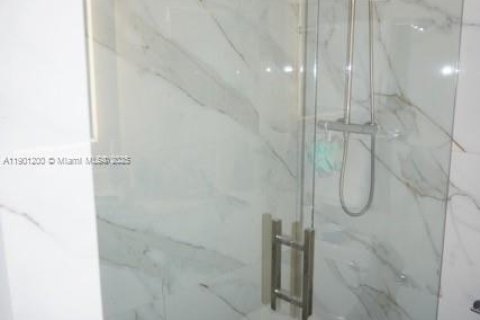 Condo in Miami, Florida, 3 bedrooms  № 1953158 - photo 24