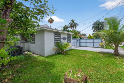 House in Miami, Florida 4 bedrooms, 154.12 sq.m. № 1814608 - photo 24