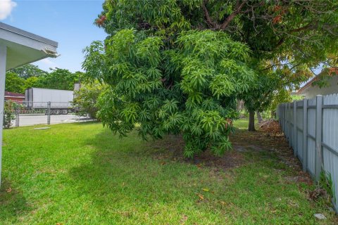House in Miami, Florida 4 bedrooms, 154.12 sq.m. № 1814608 - photo 30