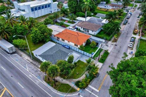 House in Miami, Florida 4 bedrooms, 154.12 sq.m. № 1814608 - photo 1