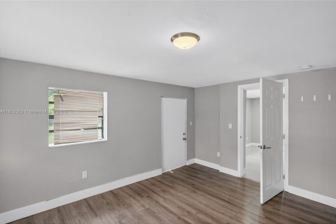 House in Miami, Florida 4 bedrooms, 154.12 sq.m. № 1814608 - photo 15