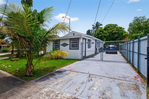 House in Miami, Florida 4 bedrooms, 154.12 sq.m. № 1814608 - photo 25
