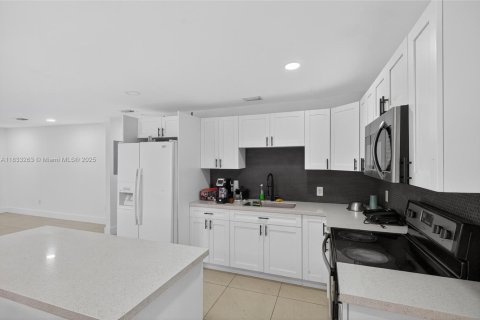House in Miami, Florida 4 bedrooms, 154.12 sq.m. № 1814608 - photo 5