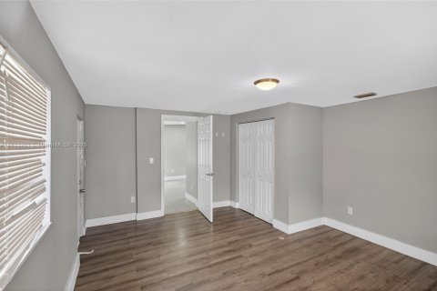 House in Miami, Florida 4 bedrooms, 154.12 sq.m. № 1814608 - photo 14