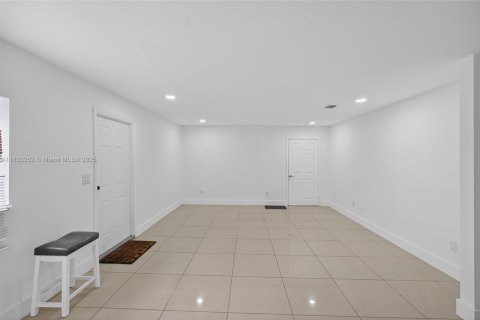 House in Miami, Florida 4 bedrooms, 154.12 sq.m. № 1814608 - photo 6