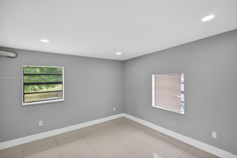 House in Miami, Florida 4 bedrooms, 154.12 sq.m. № 1814608 - photo 9