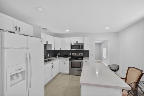 House in Miami, Florida 4 bedrooms, 154.12 sq.m. № 1814608 - photo 4