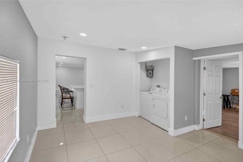 House in Miami, Florida 4 bedrooms, 154.12 sq.m. № 1814608 - photo 7