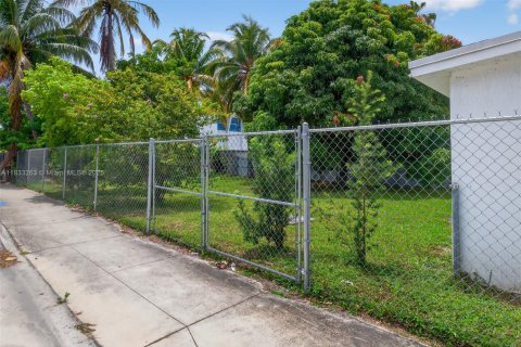 House in Miami, Florida 4 bedrooms, 154.12 sq.m. № 1814608 - photo 27