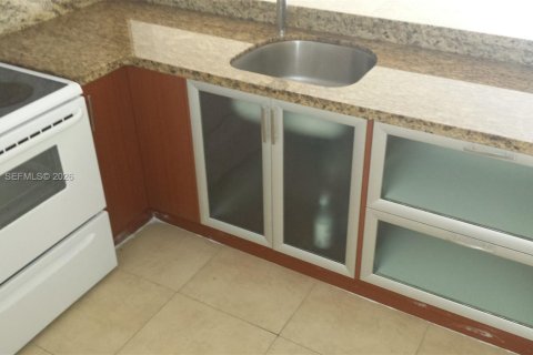 Снять в аренду кондоминиум в Майами, Флорида 2 спальни, 109.16м2, № 2026931 - фото 12