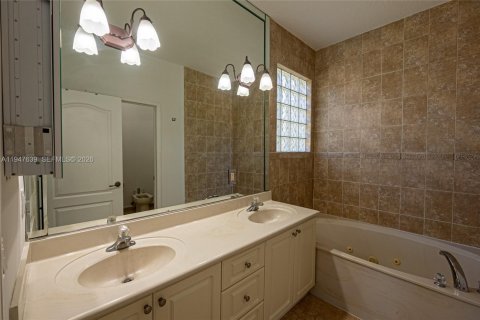 Townhouse in Miami, Florida 4 bedrooms, 199.93 sq.m. № 2003760 - photo 21