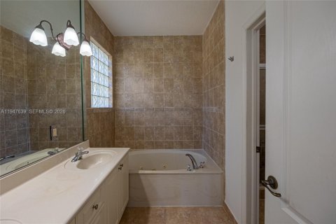 Townhouse in Miami, Florida 4 bedrooms, 199.93 sq.m. № 2003760 - photo 22