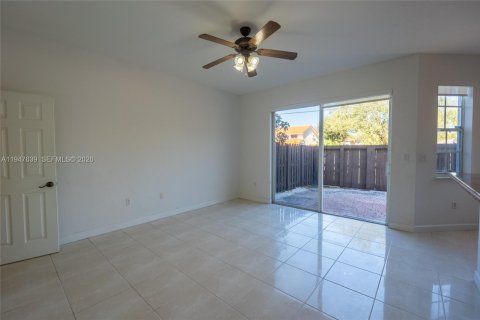 Townhouse in Miami, Florida 4 bedrooms, 199.93 sq.m. № 2003760 - photo 14