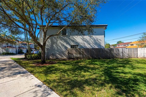 Townhouse in Miami, Florida 4 bedrooms, 199.93 sq.m. № 2003760 - photo 4