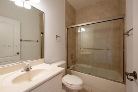 Townhouse in Miami, Florida 4 bedrooms, 199.93 sq.m. № 2003760 - photo 26