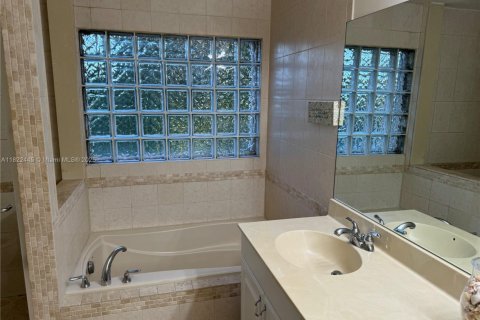 House in Plantation, Florida 4 bedrooms, 211.17 sq.m. № 1785784 - photo 19