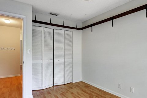 House in Plantation, Florida 4 bedrooms, 211.17 sq.m. № 1785784 - photo 29