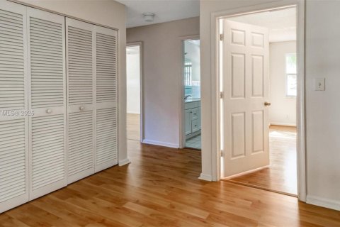 House in Plantation, Florida 4 bedrooms, 211.17 sq.m. № 1785784 - photo 30