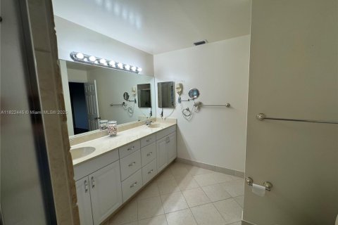 House in Plantation, Florida 4 bedrooms, 211.17 sq.m. № 1785784 - photo 21