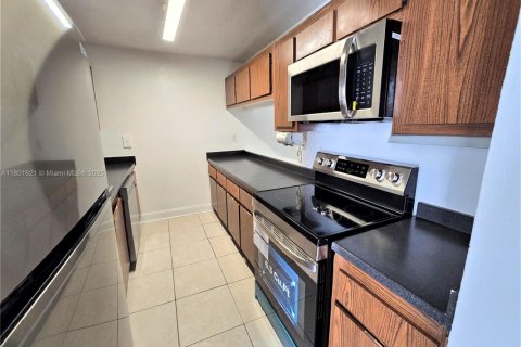 Condo in West Palm Beach, Florida, 2 bedrooms  № 1714970 - photo 4