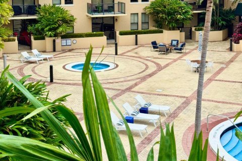Condo in Coral Gables, Florida, 2 bedrooms  № 2409461 - photo 27