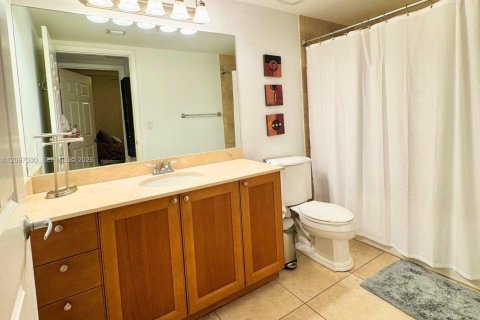Condo in Coral Gables, Florida, 2 bedrooms  № 2409461 - photo 13